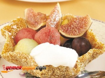 Krokanlı Dondurmalı Meyve Salatası Tarifi, Nasıl Yapılır?