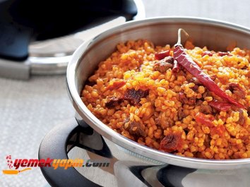 Kurutulmuş Domates ve Biberli Etli Bulgur Pilavı Tarifi, Nasıl Yapılır?