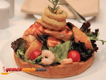 Parmesanlı Tart Üzerinde Deniz Mahsulleri Salatası Tarifi, Nasıl Yapılır?