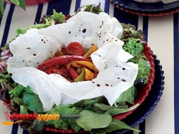Kağıtta Karemelize Közlenmiş Domates Ve Renkli Biber Salatası