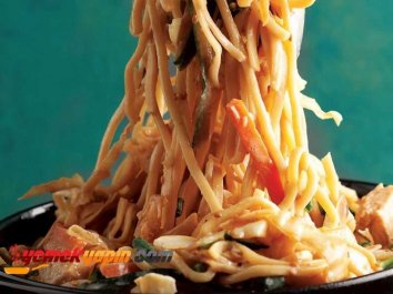 Bademli ve Tavuk Etli Noodle Tarifi, Nasıl Yapılır?