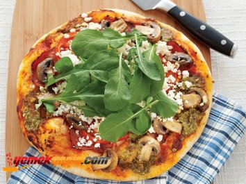Çemensiz Pastırmalı ve Rokalı Pizza Tarifi, Nasıl Yapılır?