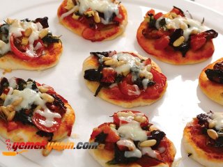 Zeytinli ve Fıstıklı Mini Pizzalar Tarifi, Nasıl Yapılır?