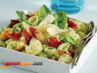 Fesleğenli Ve Bademli Makarna Salatası Tarifi, Nasıl Yapılır?