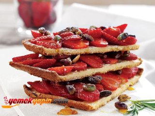Bol Çilekli, Antep Fıstıklı Tart Tarifi, Nasıl Yapılır?