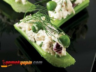 Kereviz Sapında Tavuk Salatası Tarifi, Nasıl Yapılır?